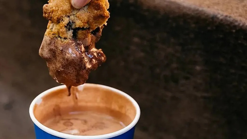 cookie mergulhado no chocolate quente na levain bakery