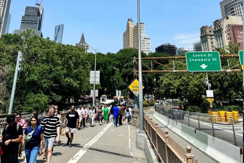 entrada de pedestres para a ponte do brooklyn por manhattan - foto autoral
