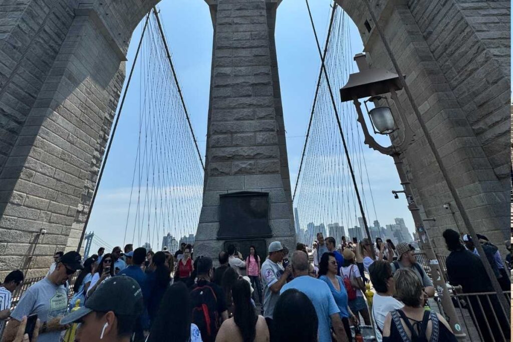 travessia da ponte do brooklyn em horário de pico- foto autoral