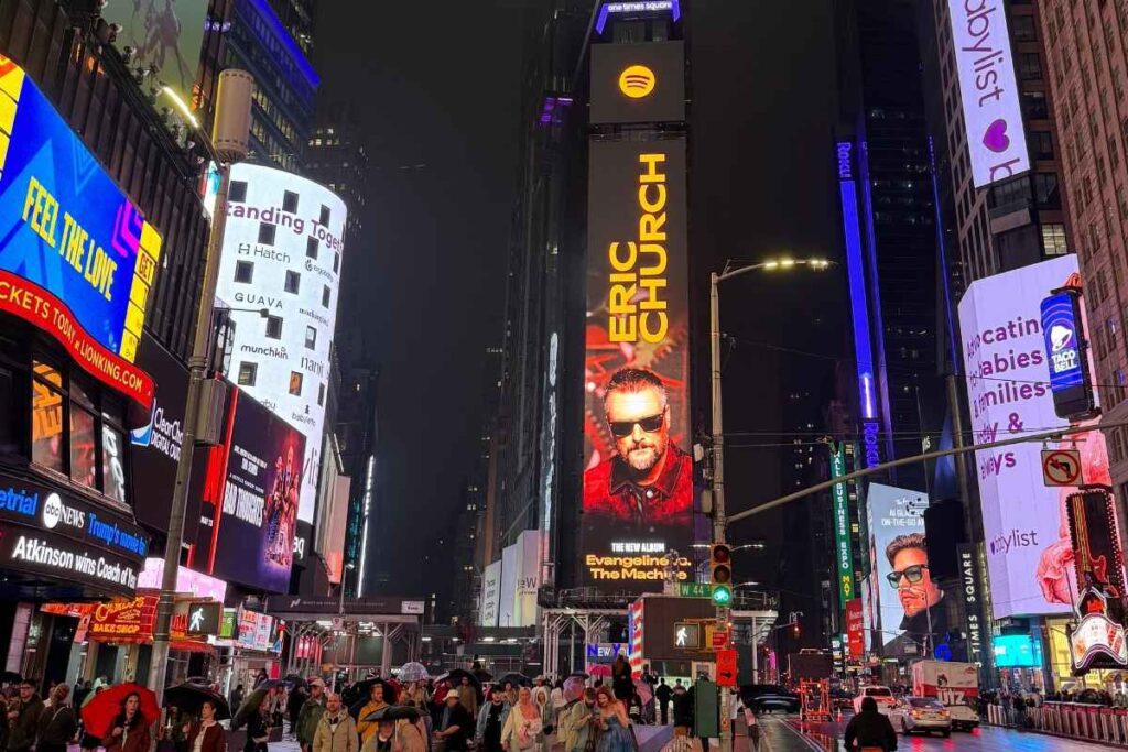 times square a noite em dia chuvoso - foto autoral
