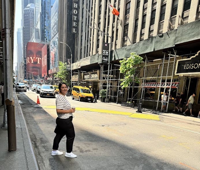 em frente ao Edison Hotel em 2024 - foto autoral