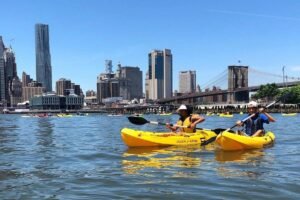 O caiaque grátis no Parque da Ponte do Brooklyn retorna em maio.