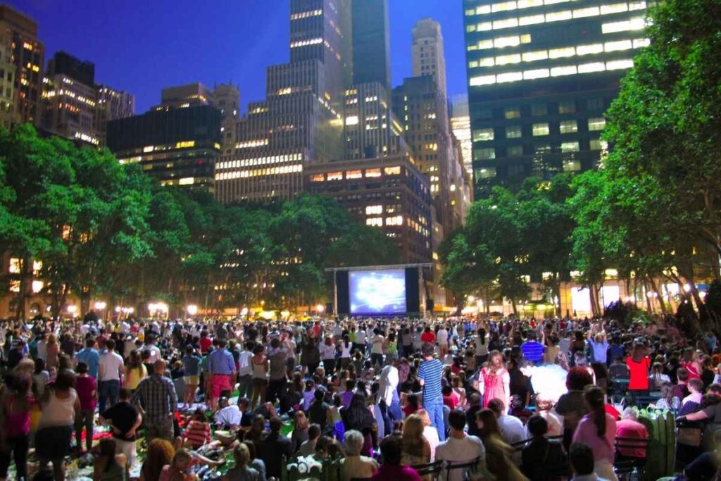 O Bryant Park é palco do cinema ao ar livre no verão
