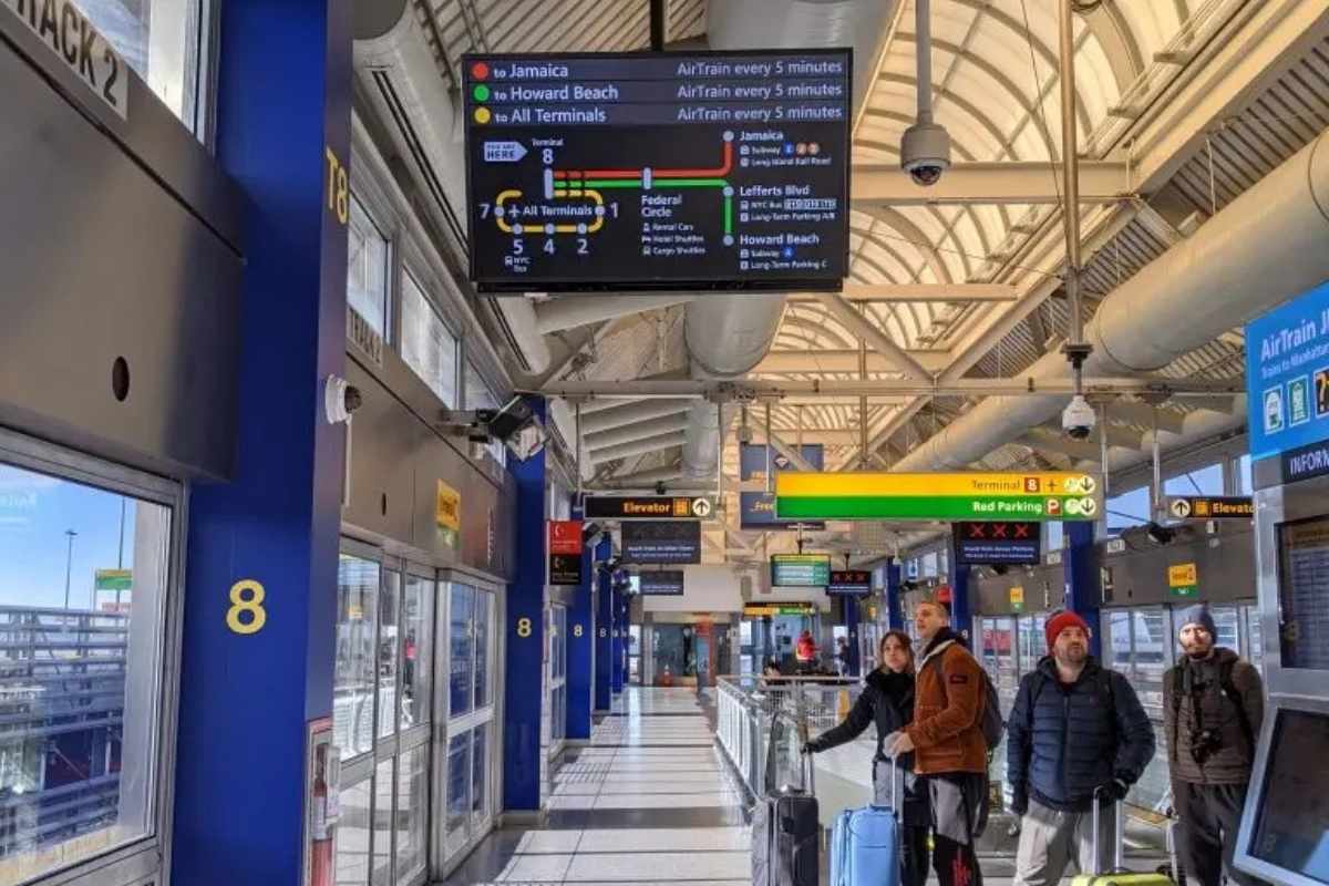 Passageiros aguardando o Airtrain para a Estação Jamaica ou Howard Beach.