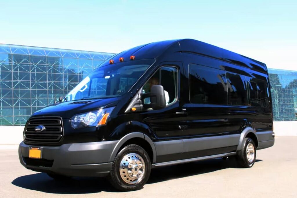 O transfer compartilhado é uma maneira prática e econômica de ir do aeroporto JFK direto para seu hotel em Manhattan