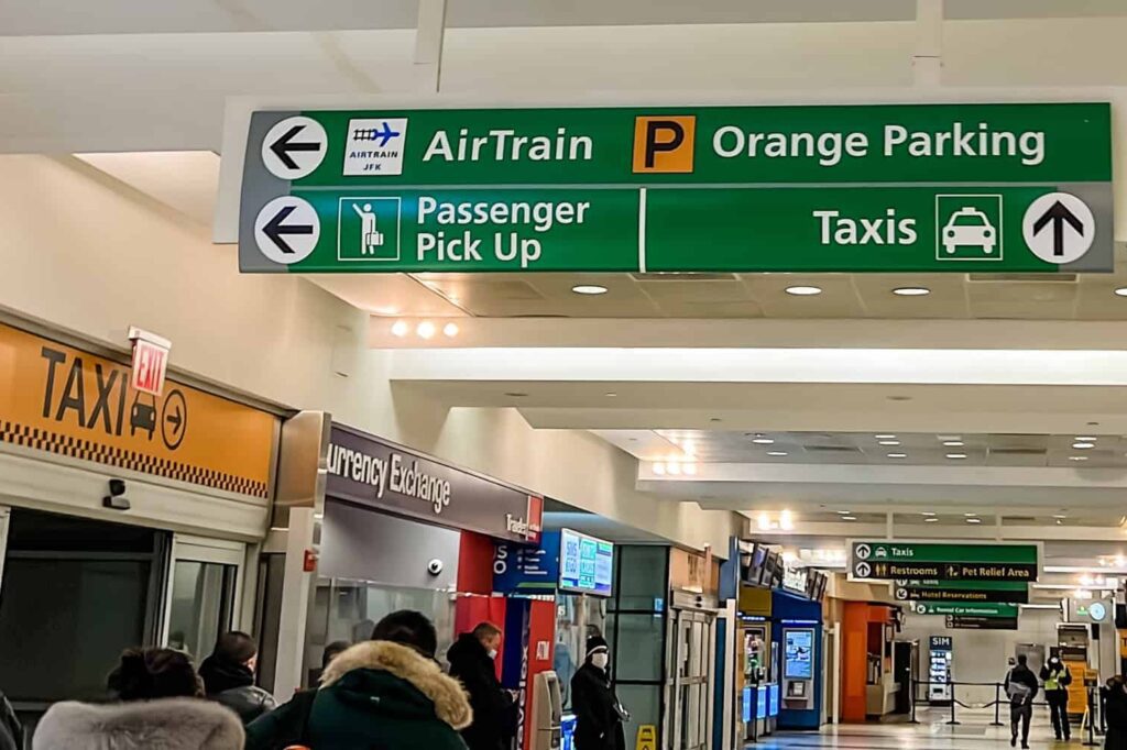 Sinalização no Aeroporto JFK para o AirTrain. 