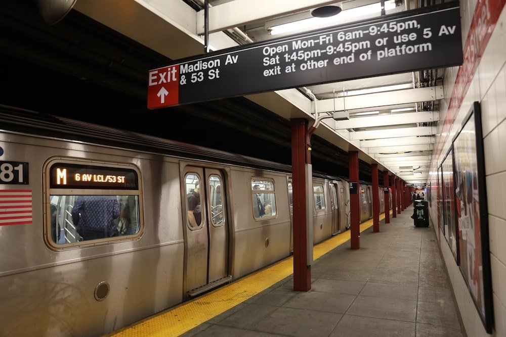 interior do metrô de nova york
