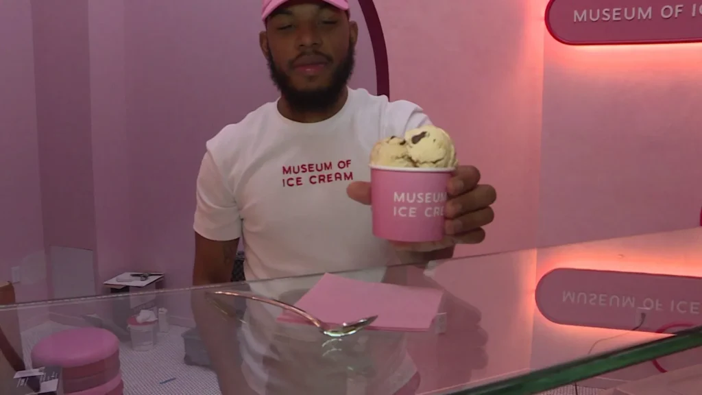 funcionário servindo sorvete para degustação no museu do sorvete