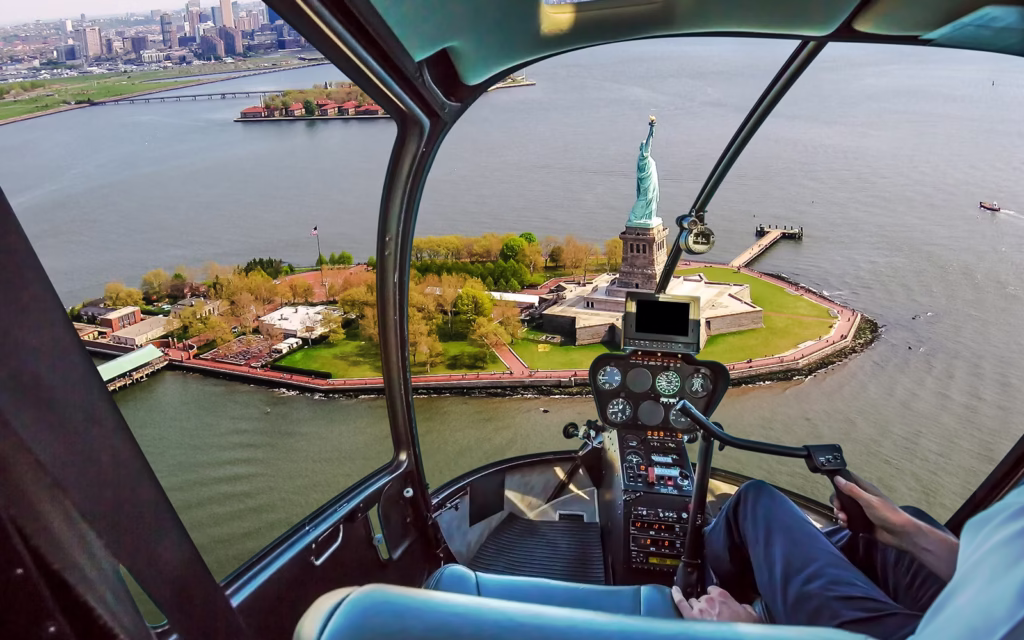 visão da estátua da liberdade em um passeio de helicóptero em nova york