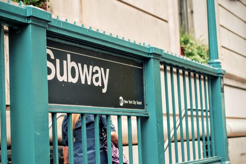 como andar no metrô de nova york - entrada da estação do metrô