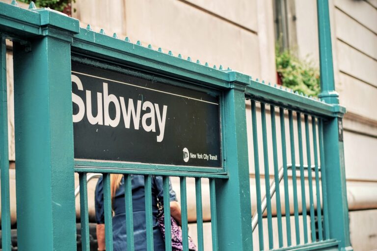 como andar no metrô de nova york - entrada da estação do metrô