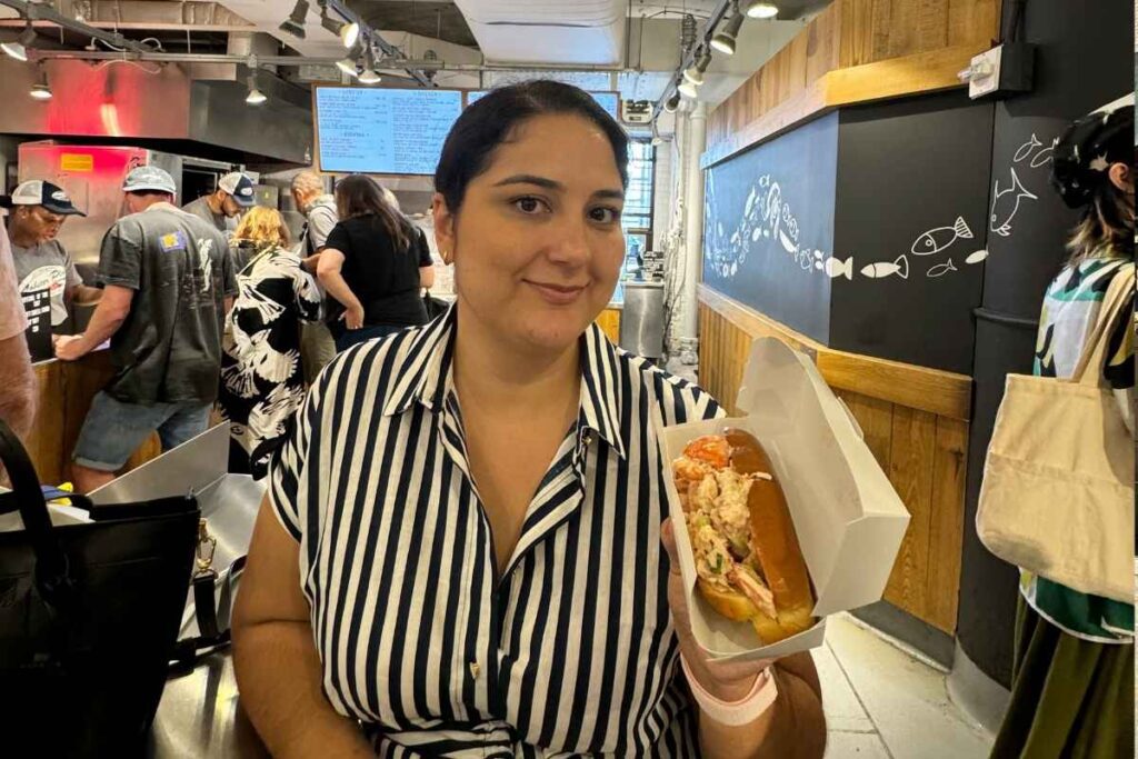 quanto custa viajar para nova york - lobster roll no chelsea market 2024 - foto autoral