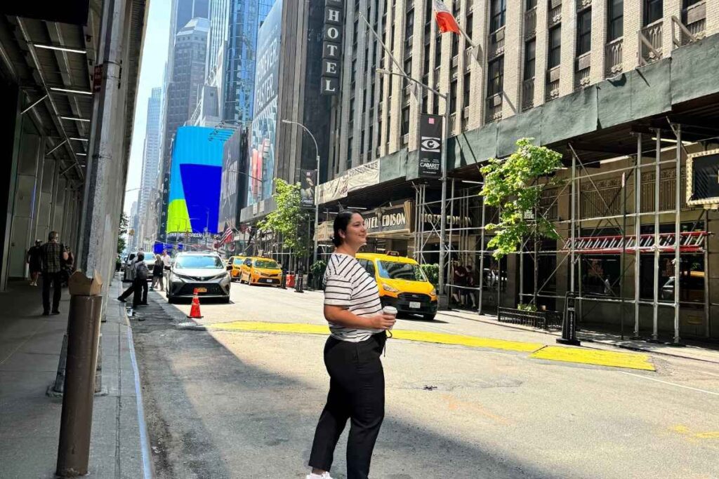 quanto custa se hospedar em nova york - em frente ao hotel edison em midtown 2024 - foto autoral