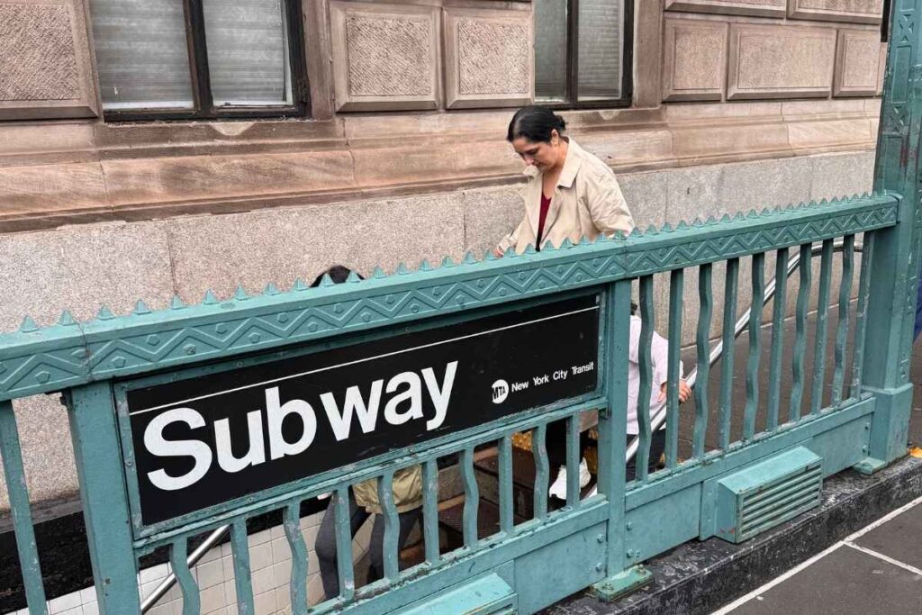 usando o metrô de nova york. o metrocard foi descontinuado e agora os pagamentos sao via OMNY, com o cartão de crédito ou celular por aproximação. - foto autoral