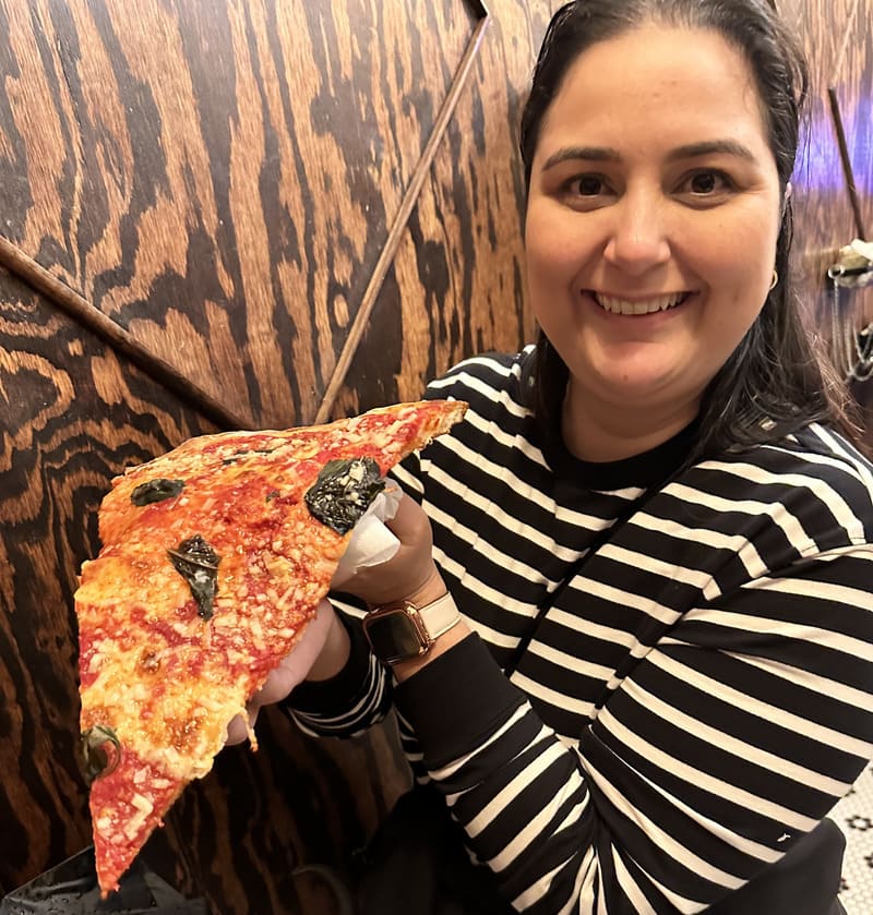 fatia de pizza na artichoke basille's. economia na alimentação - foto autoral