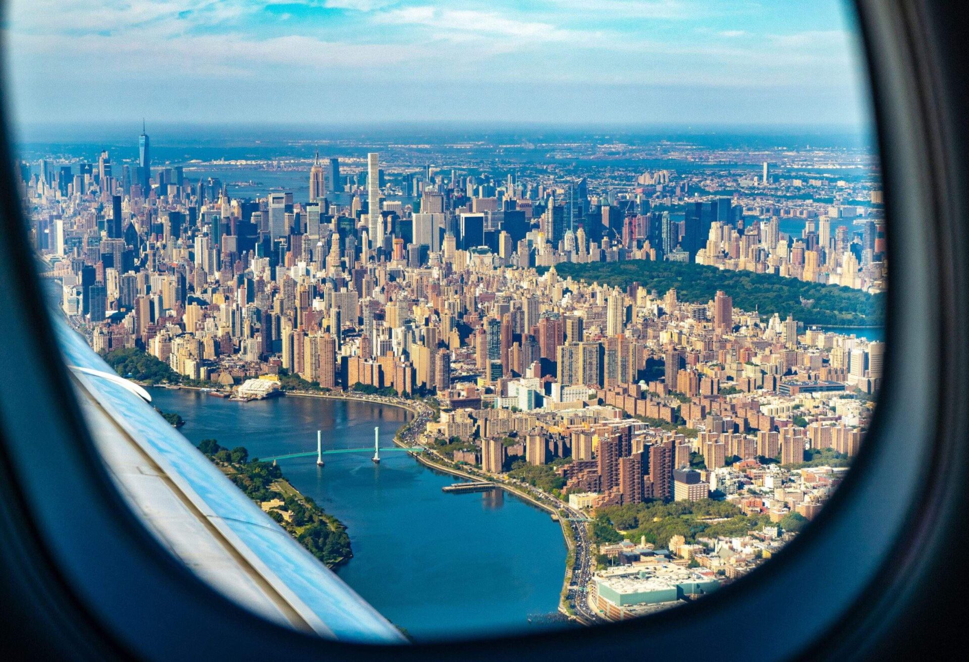voo para nova york com desconto - visão aérea da cidade pela janela de um avião