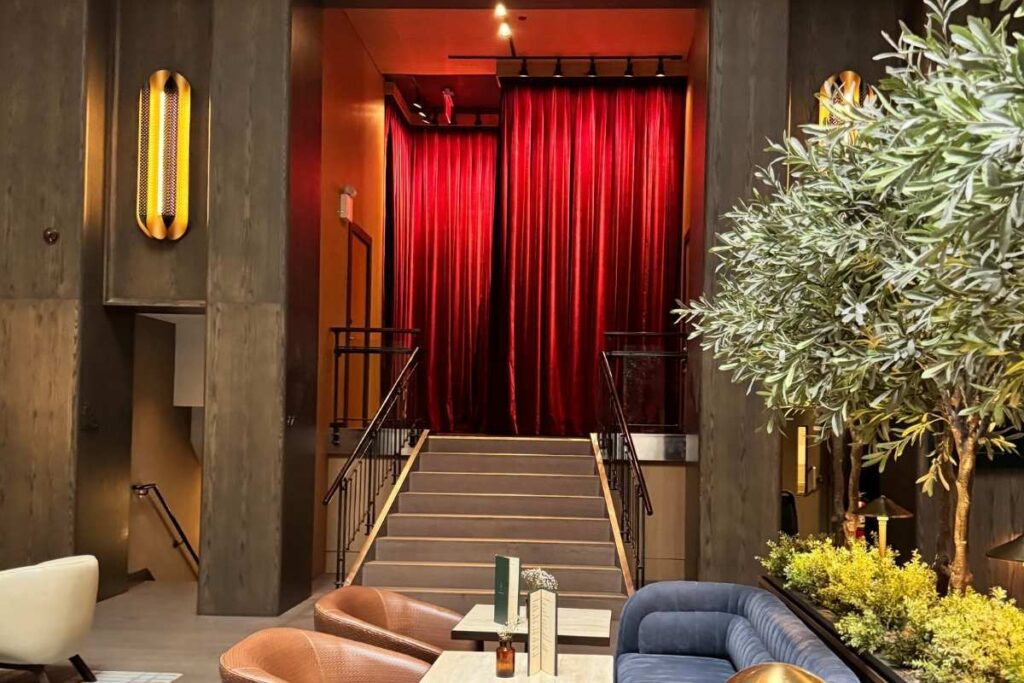 A cortina no saguão do Hotel Thompson que dá acesso ao Burger Joint - Foto Robson Caitano A cortina no saguão do Hotel Thompson que dá acesso ao Burger Joint - Foto Robson Caitano