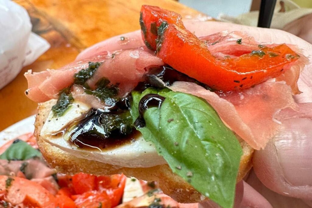 Aperitivo no Mike's Deli: Pão, Mussarela fresca feita no local, prosciutto, tomate, manjericão, balsâmico e pesto - Foto de Robson Caitano Aperitivo no Mike's Deli: Pão, Mussarela fresca feita no local, prosciutto, tomate, manjericão, balsâmico e pesto - Foto autoral