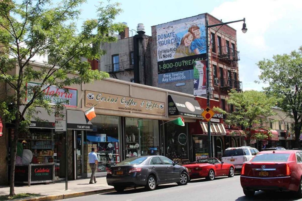 Arthur Avenue em Belmont: fachadas, lojas e movimento de rua Arthur Avenue em Belmont: fachadas, lojas e movimento de rua