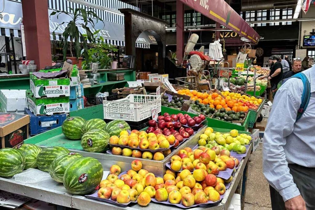 Bancas e produtores no Arthur Avenue Retail Market - Foto Robson Caitano Bancas e produtores no Arthur Avenue Retail Market - Foto autoral