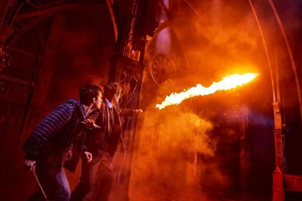 Cena da peça Harry Potter and the Cursed Child na Broadway, mostrando os efeitos especiais e a magia visual deste espetáculo baseado no universo de Harry Potter