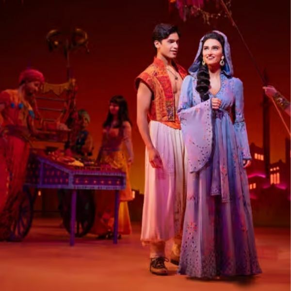 Cena do musical Aladdin da Broadway, mostrando o número musical 'Friend Like Me' com o Gênio e os elaborados efeitos especiais deste musical da Broadway da Disney