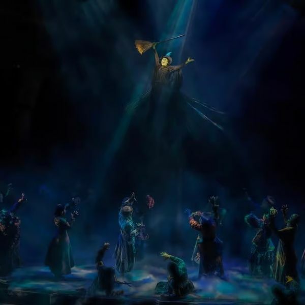 Cena do musical Wicked da Broadway mostrando o momento 'Defying Gravity', um dos favoritos do público familiar nos musicais da Broadway