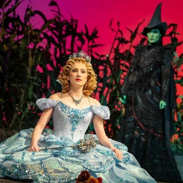 Cena do musical Wicked na Broadway, mostrando as bruxas Elphaba e Glinda durante uma performance musical deste popular musical da Broadway