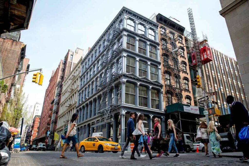 Charmosa paisagem urbana com edifícios cast-iron e ruas de paralelepípedo no SoHo