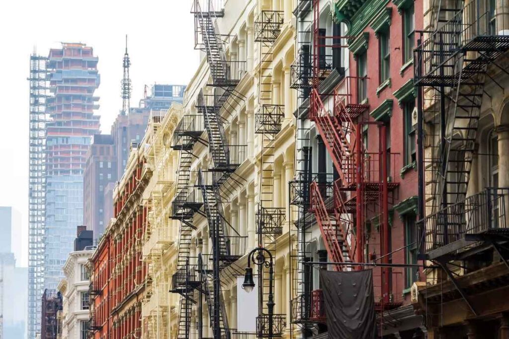 Edifícios históricos com fachadas em ferro fundido e ruas de paralelepípedo no coração do SoHo, Nova York