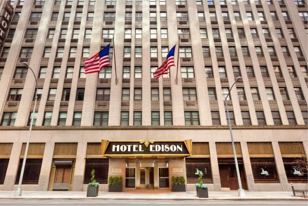 Fachada histórica do Hotel Edison Times Square, um dos hoteis baratos de Nova York mais tradicionais