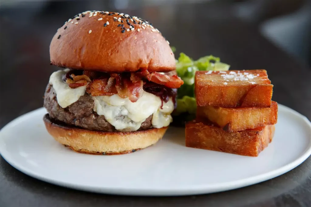 Hamburger do Peak Restaurant & Bar no Observatório Edge Hamburger do Peak Restaurant & Bar no Observatório Edge