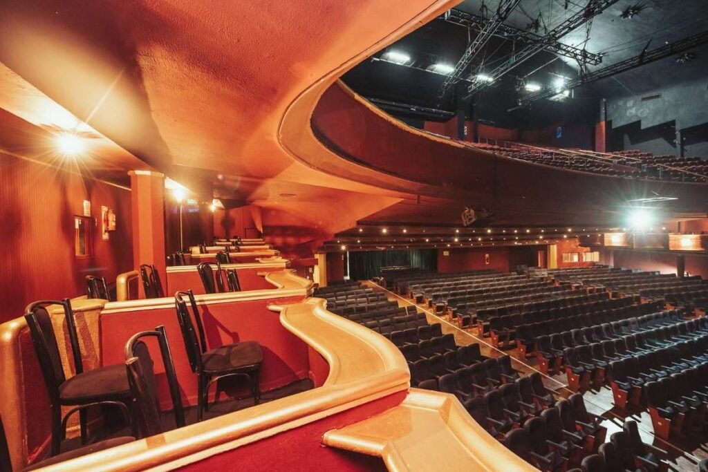 Interior de Um teatro de Musical da Broadway mostrando as seções de Mesanino, e Orquestra