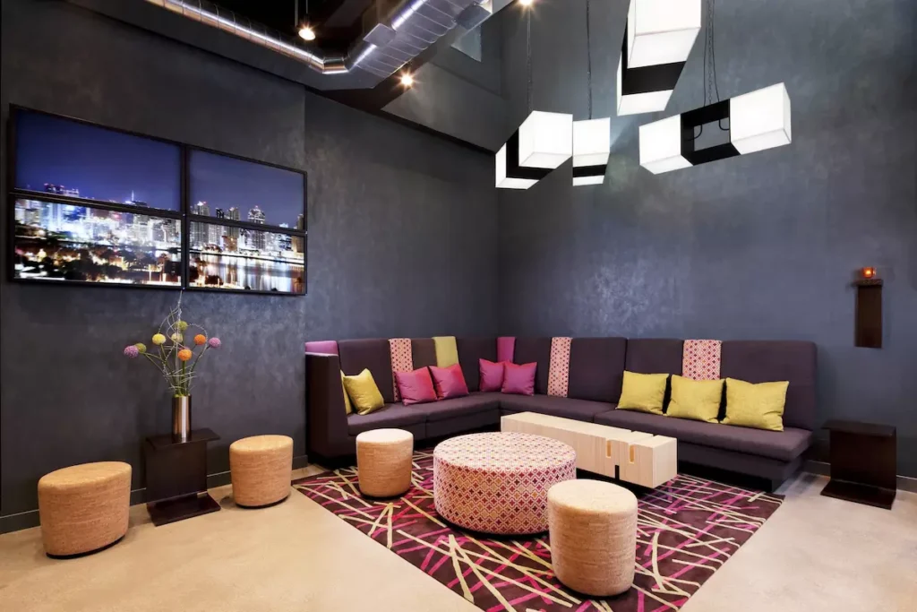 Lobby moderno e colorido do Aloft Brooklyn