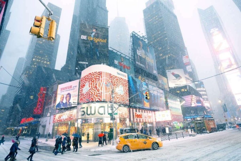 Nevasca na Times Square durante o rigoroso inverno em Nova York