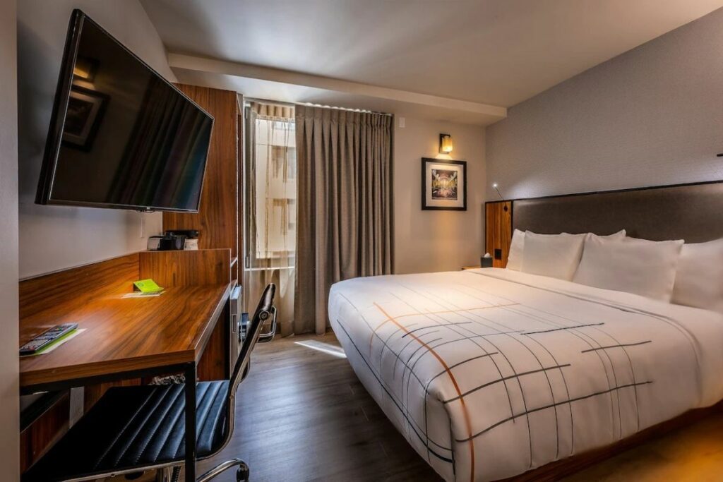 O La Quinta Times Square South oferece café da manhã, diferencial entre os hoteis baratos de Nova York