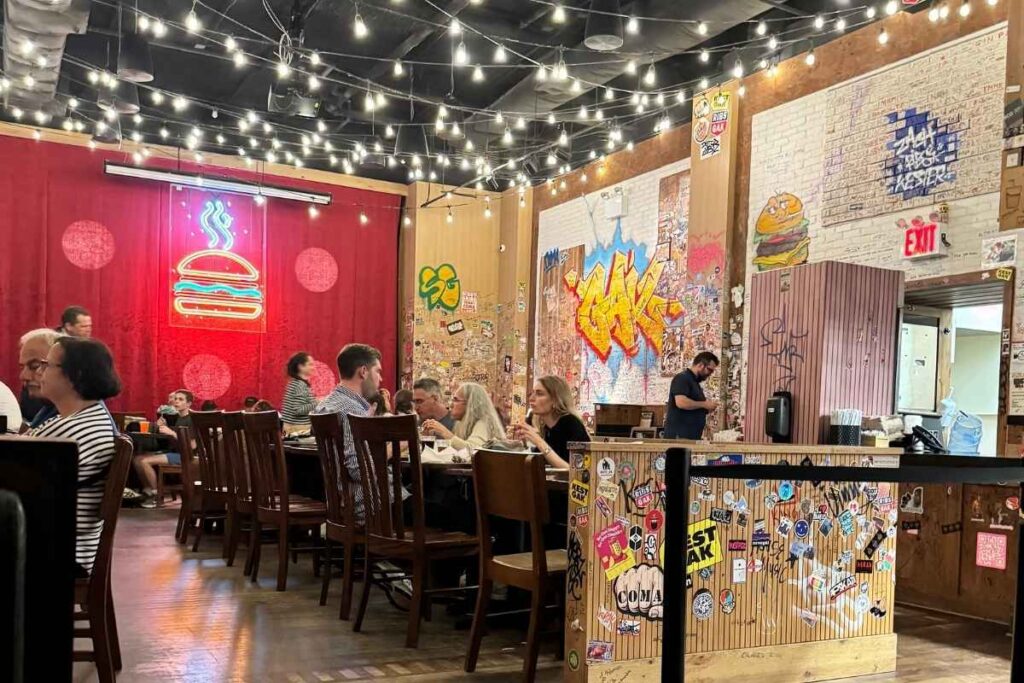 O ambiente descolado do Burger Joint O ambiente descolado do Burger Joint