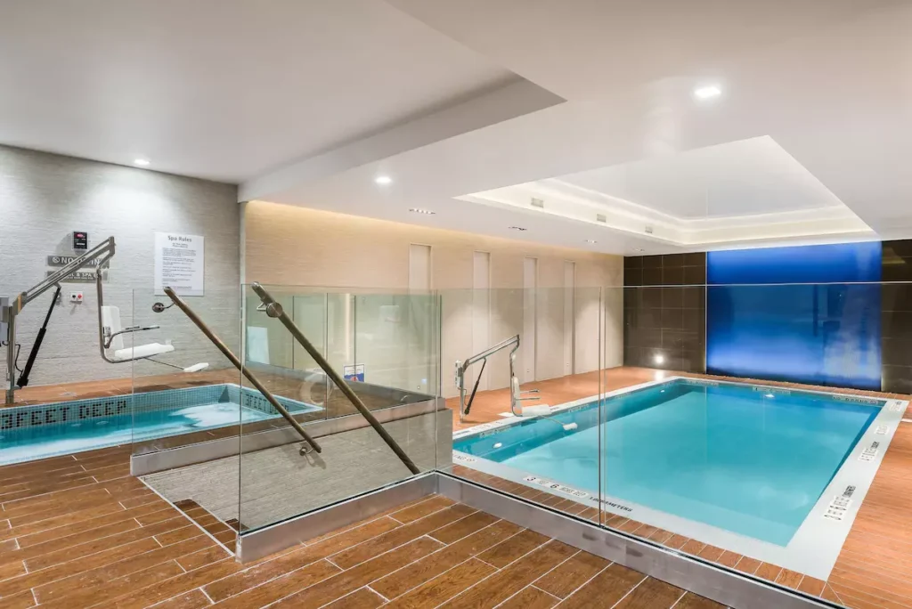 Piscina coberta do Holiday Inn Brooklyn Downtown, raridade entre os hoteis baratos de Nova York