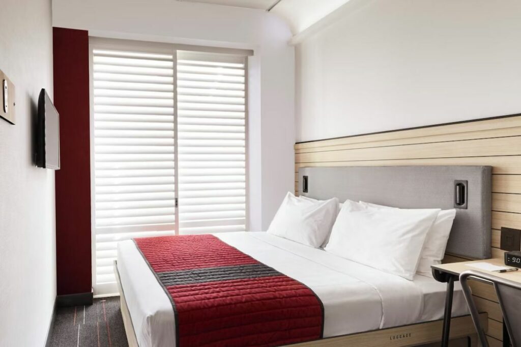 Quarto compacto e moderno do POD Times Square, um dos hoteis baratos de Nova York mais bem avaliados