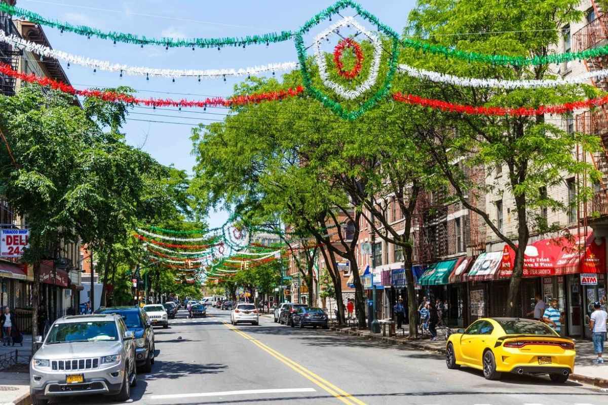 Rua Arthur Avenue com fachadas e mercados tradicionais em Belmont, Bronx