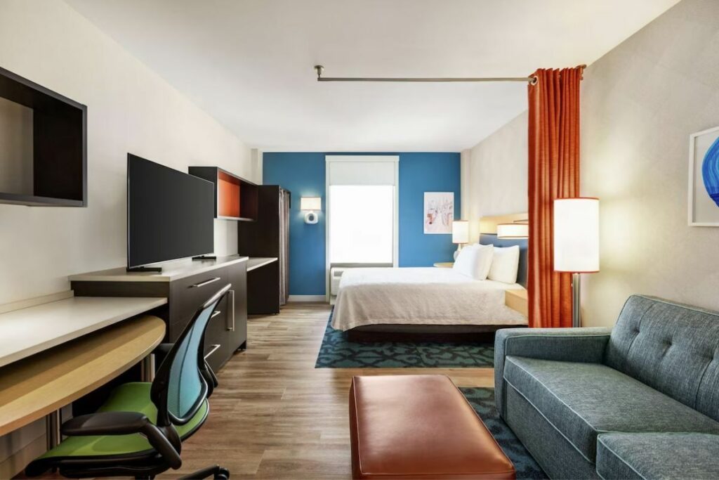 Suíte com cozinha do Home2 Suites Long Island City, diferencial entre os hoteis baratos de Nova York