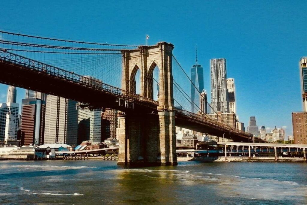 Vista da Ponte do Brooklyn conectando Manhattan e Brooklyn, próxima a diversos hoteis baratos de Nova York