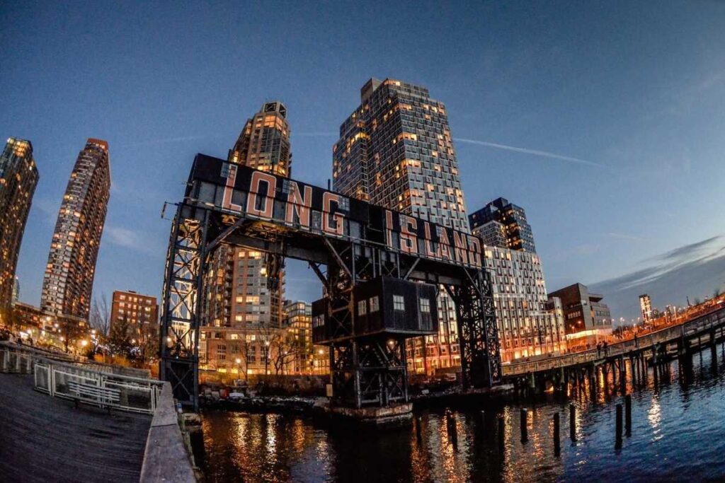 Vista de Long Island City em Queens, área com diversos hoteis baratos de Nova York