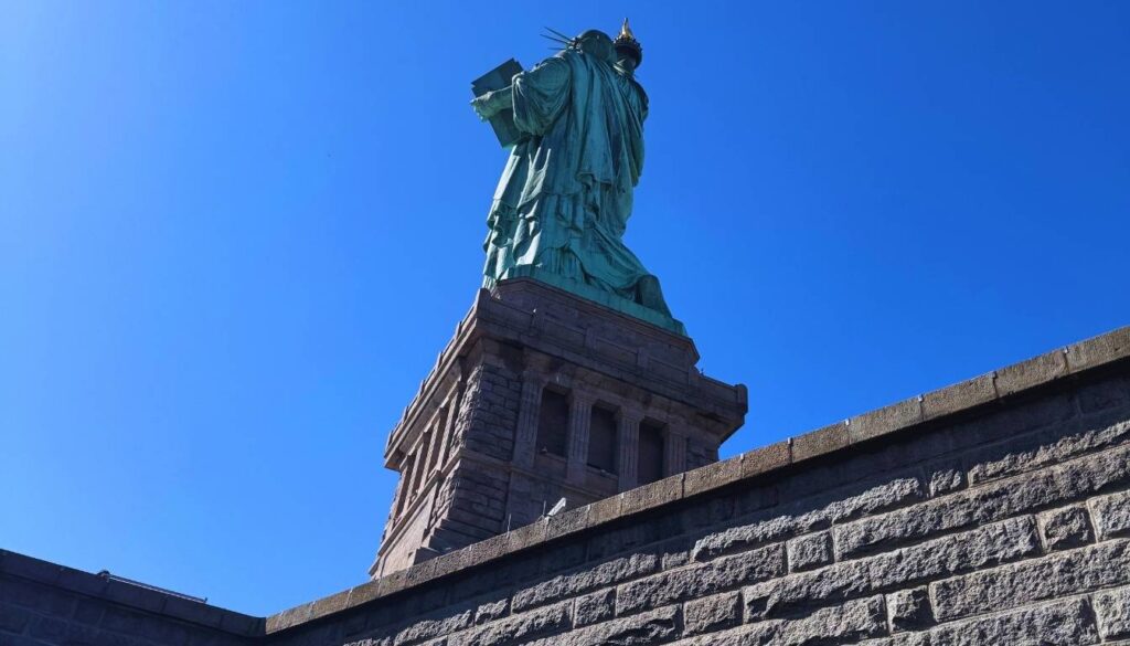 A Estátua da Liberdade em um ângulo poucas vezes mostrado