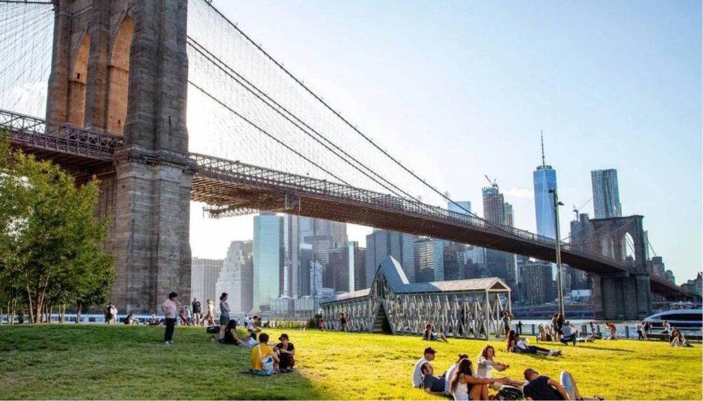 O Brooklyn Bridge Park, no DUMBO, tem uma vista incrível de Manhattan