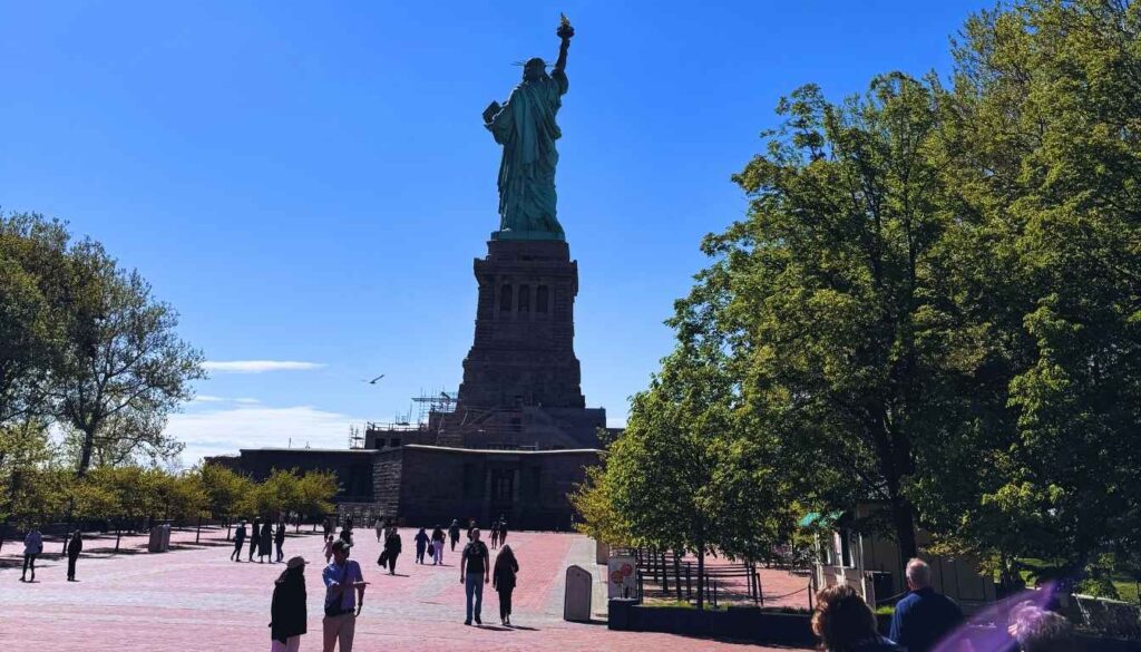 O desembarque na Liberty Island com a Estátua da Liberdade ao fundo