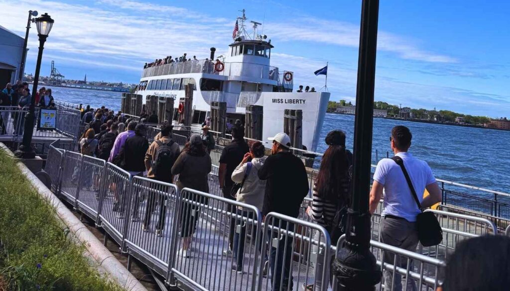 A Saída do Primeiro barco para Estátua da Liberdade acontece as 8:30h no Battery Park