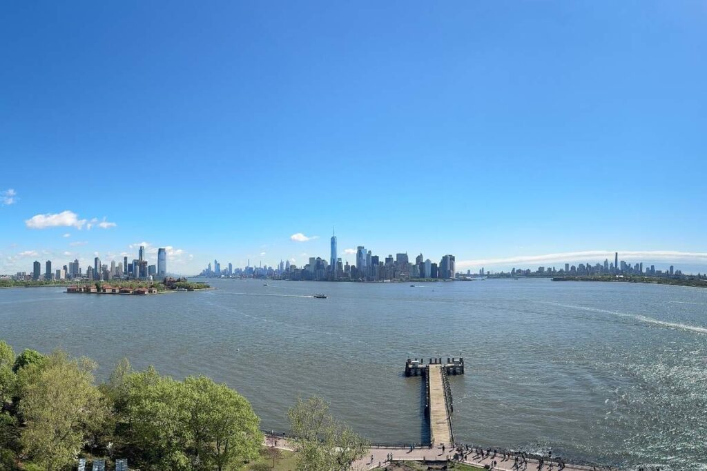 A vista do Pedestal: Brooklyn a direita, Manhattan ao centro e New Jersey a esquerda