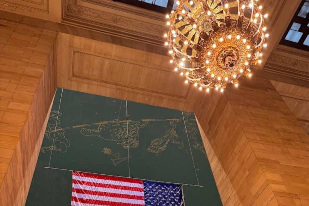 Lustre imponente no teto da Grand Central Terminal