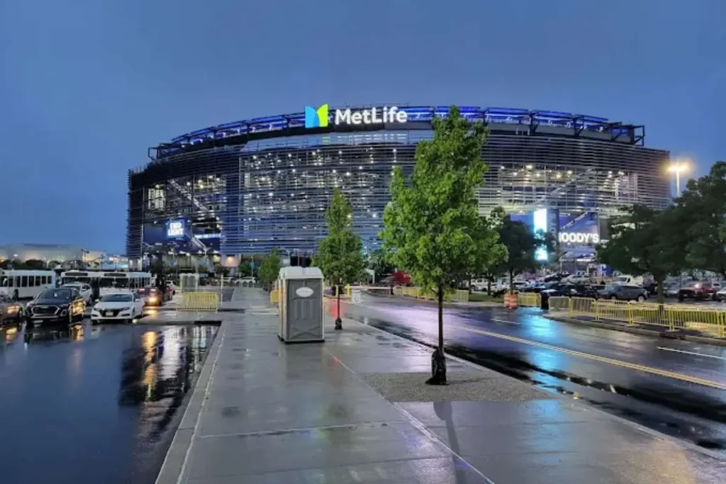 Como assistir ao um jogo de futebol americano em Nova York: O Metlife Stadium Iluminado em dia de Jogo da NFL